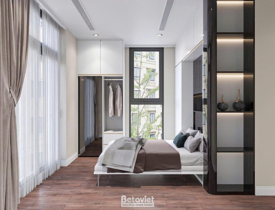 Phòng ngủ với cửa sổ kính lớn phủ rèm voan trắng đón sáng, tủ quần áo âm tường viền đen, hốc tường trang trí đèn led âm. G…