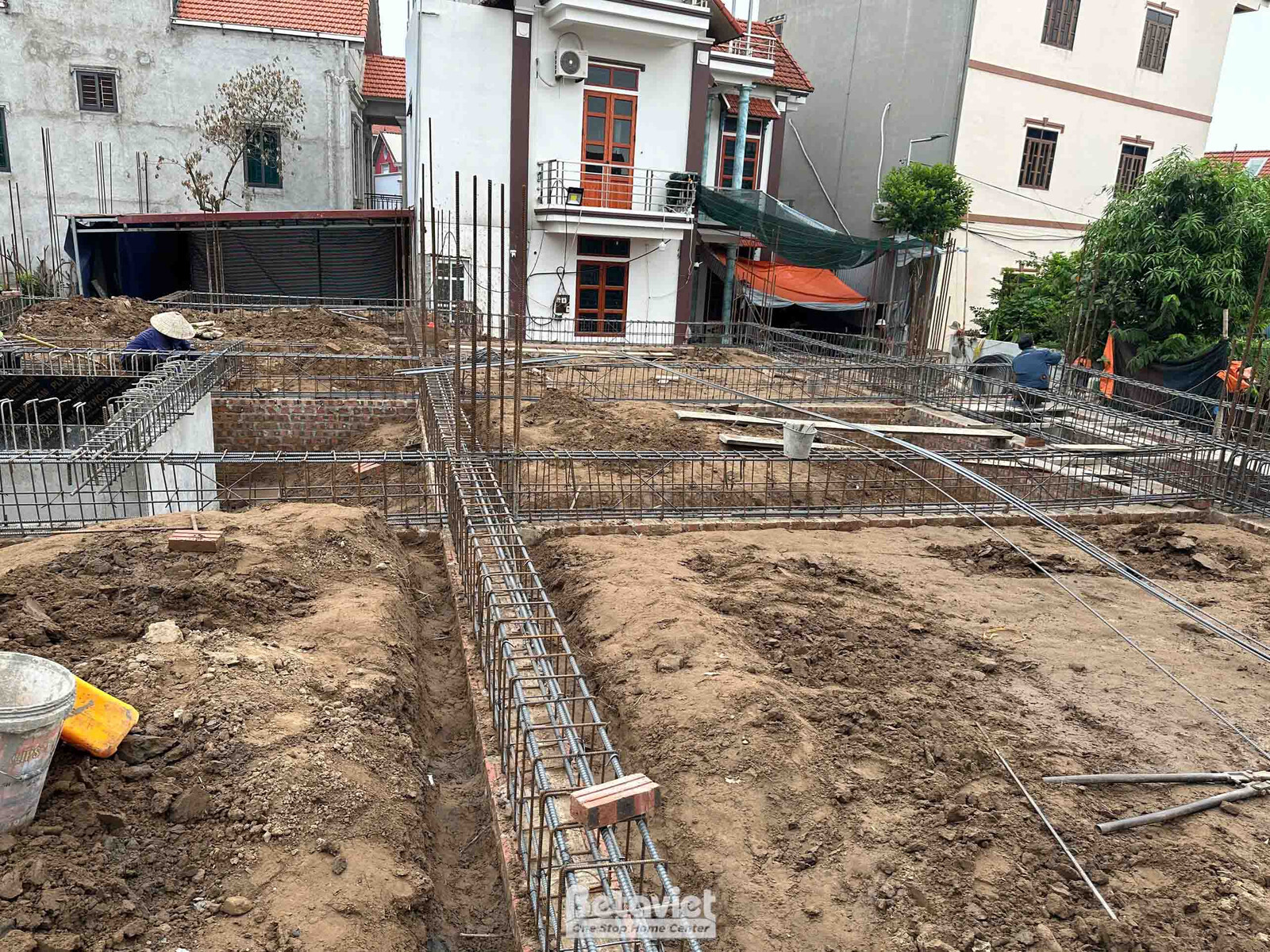 Thi công biệt thự tân cổ điển TC2009288, giai đoạn khởi công – mặt ngoài công trình
