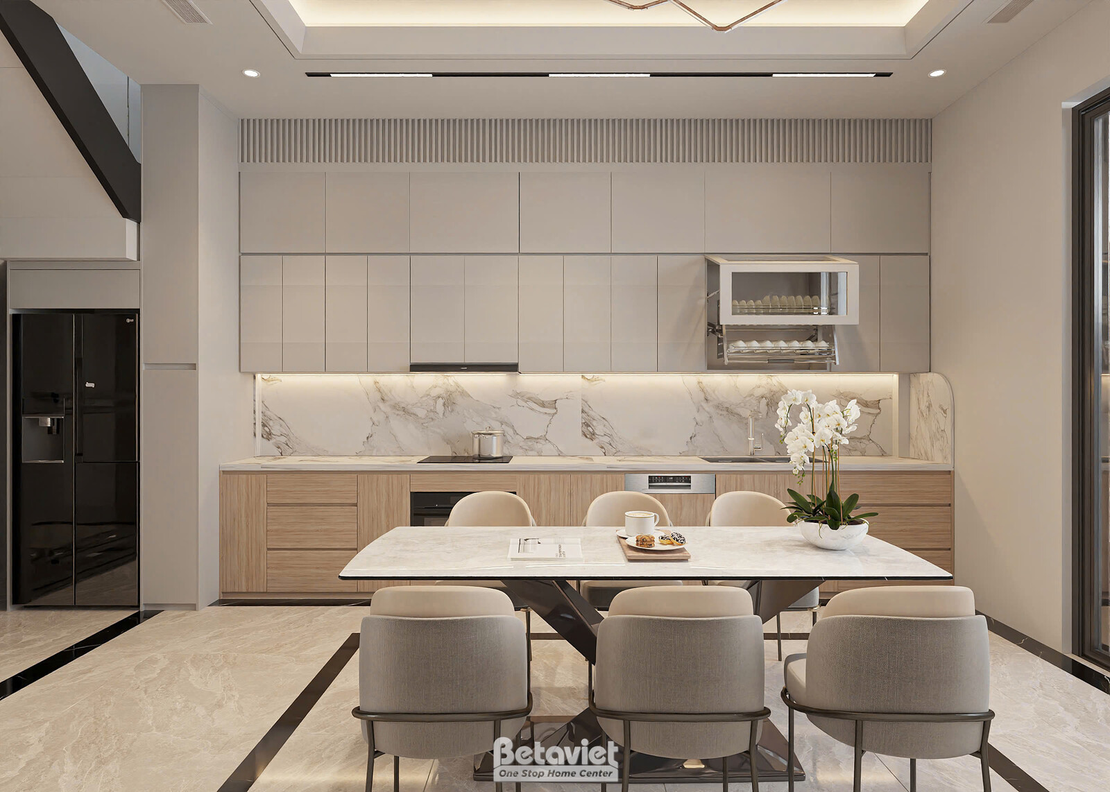 Góc bếp nhìn thẳng với tủ trên trắng, tủ dưới gỗ vân sáng, tủ lạnh side-by-side màu tối đặt cuối dãy bếp. Bàn ăn ghế bọc n…