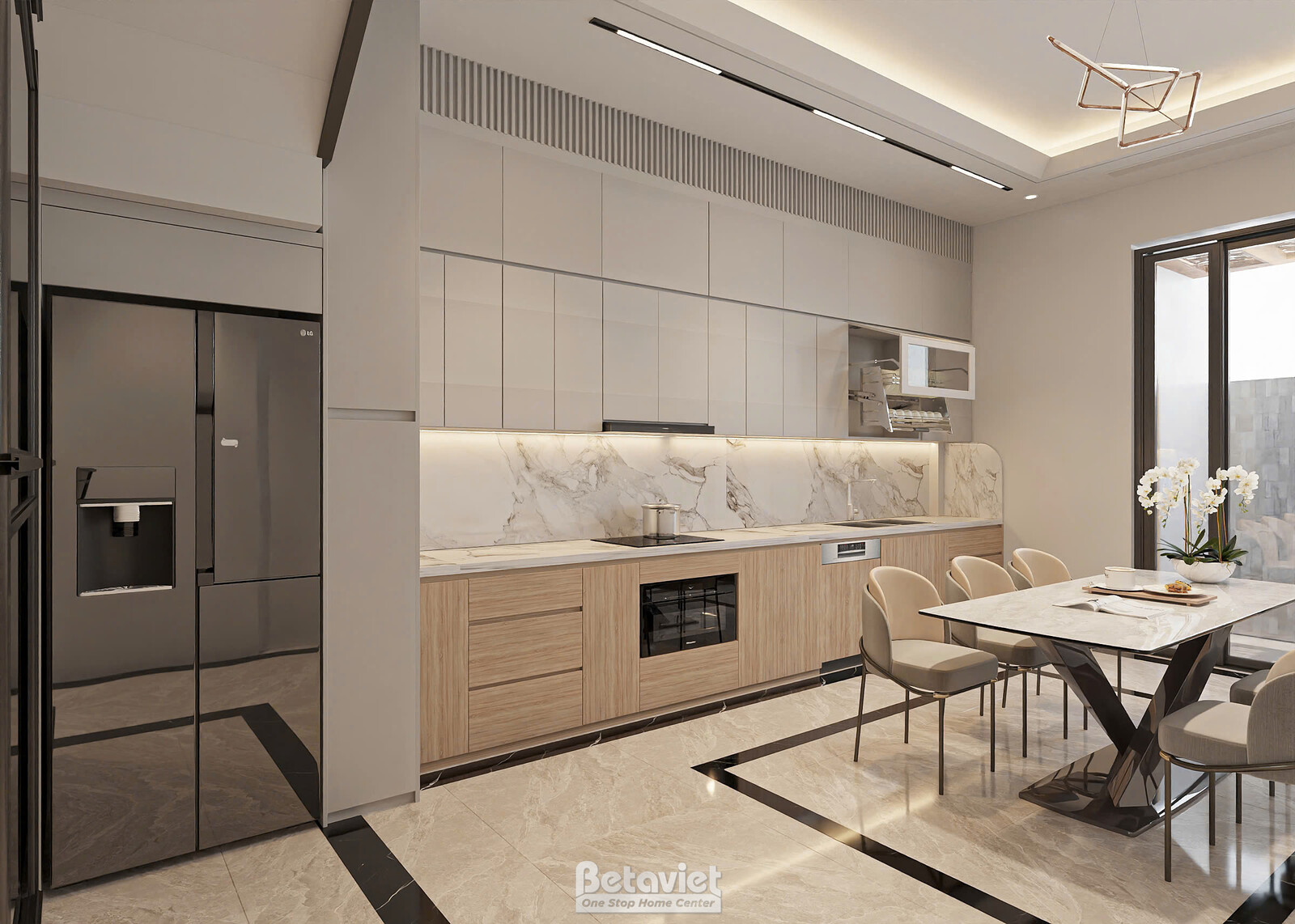 Dãy tủ bếp kéo dài nhìn từ góc khác, mặt bếp và ốp lưng đá marble vân mây, tủ dưới gỗ vân sáng, tủ lạnh tối màu ở cuối dãy…