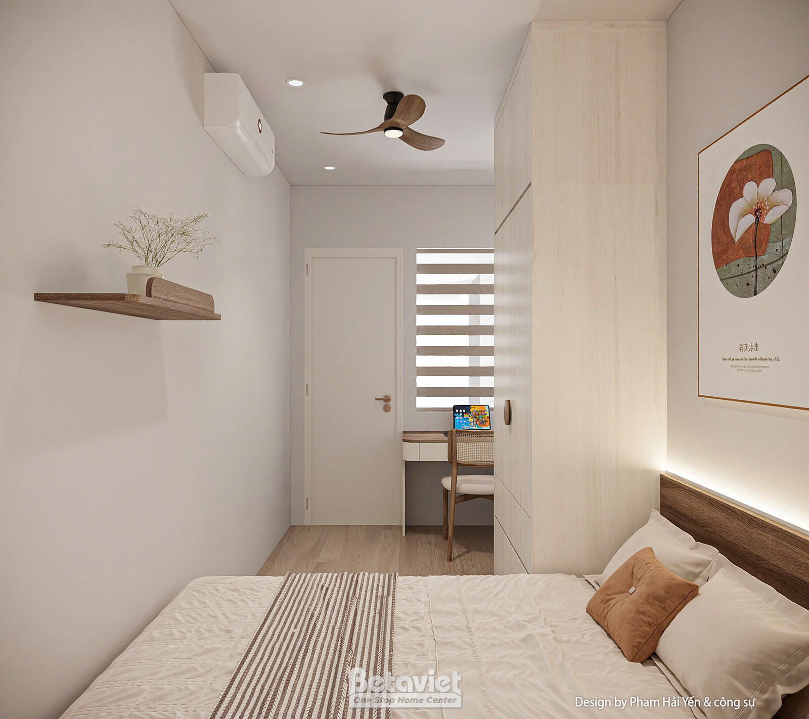Phòng ngủ nhỏ với giường nệm họa tiết sọc, kệ tường mini treo cạnh cửa ra vào. Rèm cuốn vân sọc che cửa sổ, tranh tròn hoa…