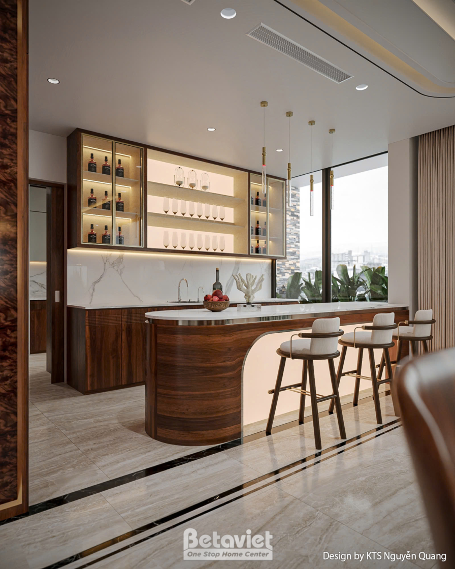 Quầy bar bếp dáng cong ốp gỗ nâu trầm, kệ trưng ly rượu có đèn hắt vàng ấm phía trên, mặt đá marble trắng làm quầy bar, cử…