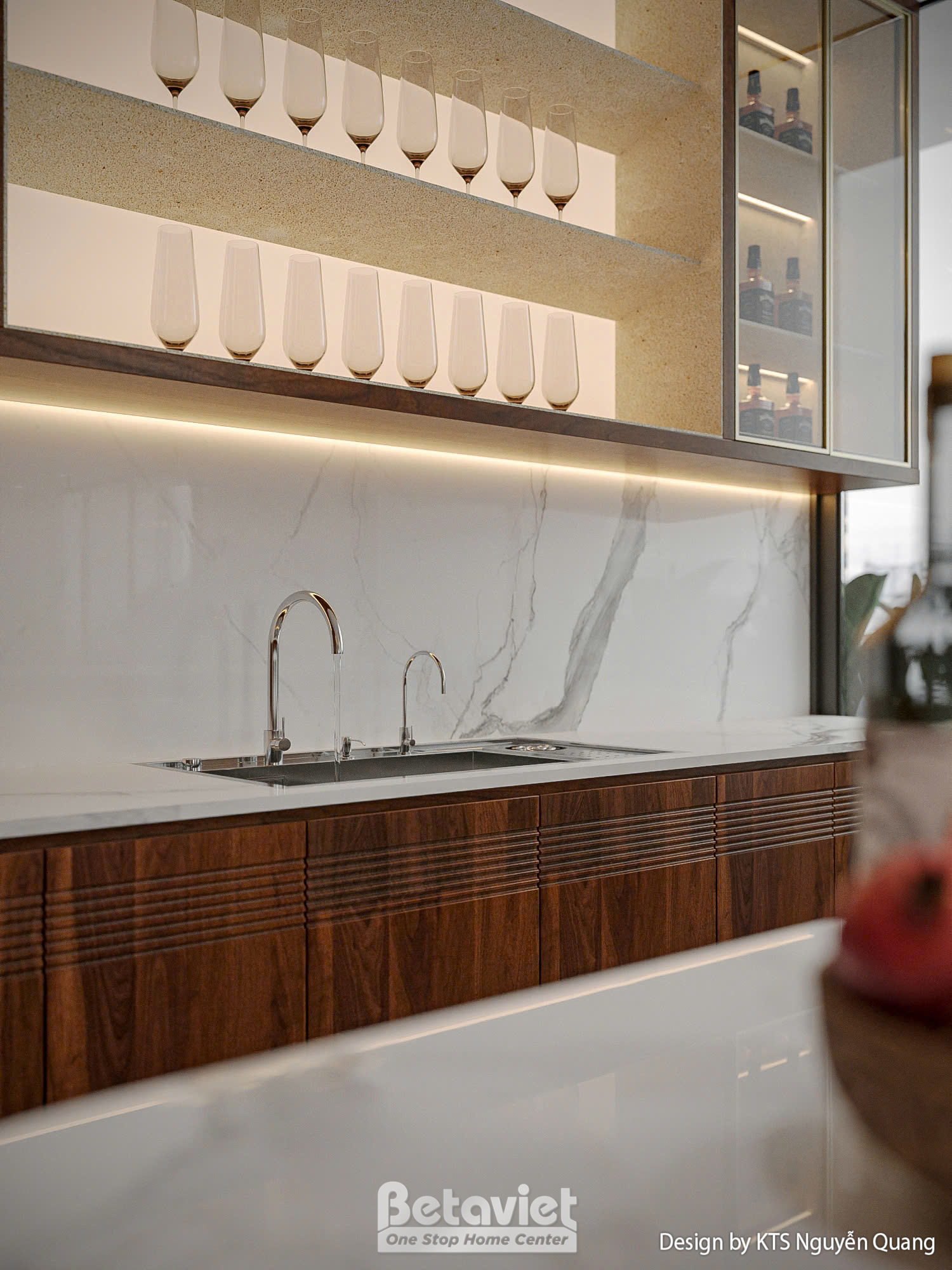 Kệ trang trí mở trưng ly rượu và vật dụng, đèn led hắt vàng ấm chiếu dọc kệ, backsplash ốp đá trắng vân mờ, mặt bàn đá kết…