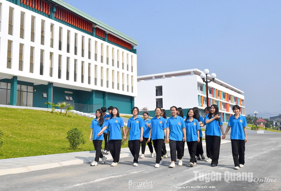 Ảnh cận cảnh mặt đứng khối nhà học với các dải lam đứng sơn nhiều màu cam, đỏ, xanh lam so le trên nền trắng tạo nhịp điệu…