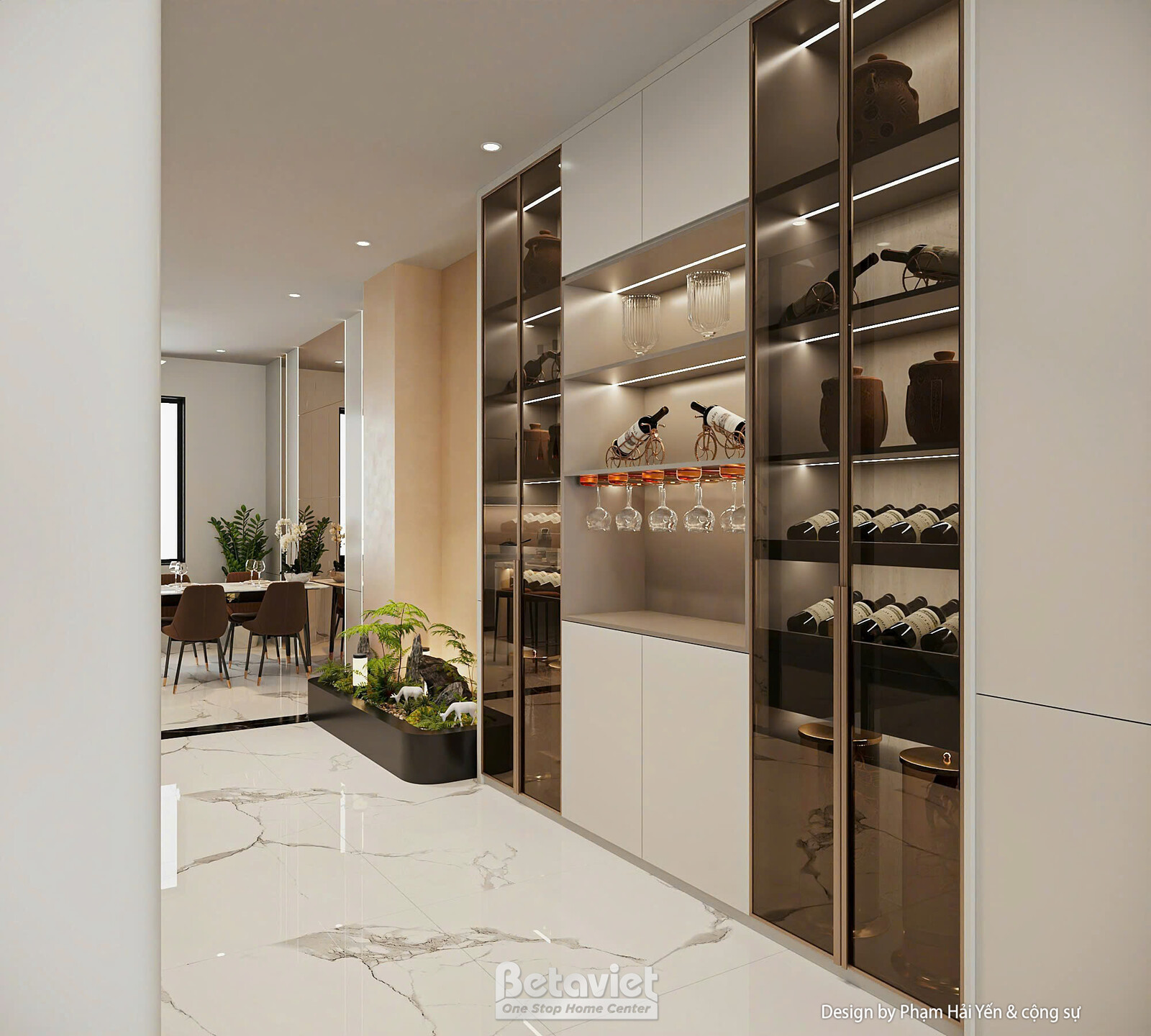 Tủ trưng bày rượu và ly kính khung kim loại tối màu đặt cạnh lối đi, phía xa thấy khu bàn ăn và cây xanh, sàn đá marble sá…
