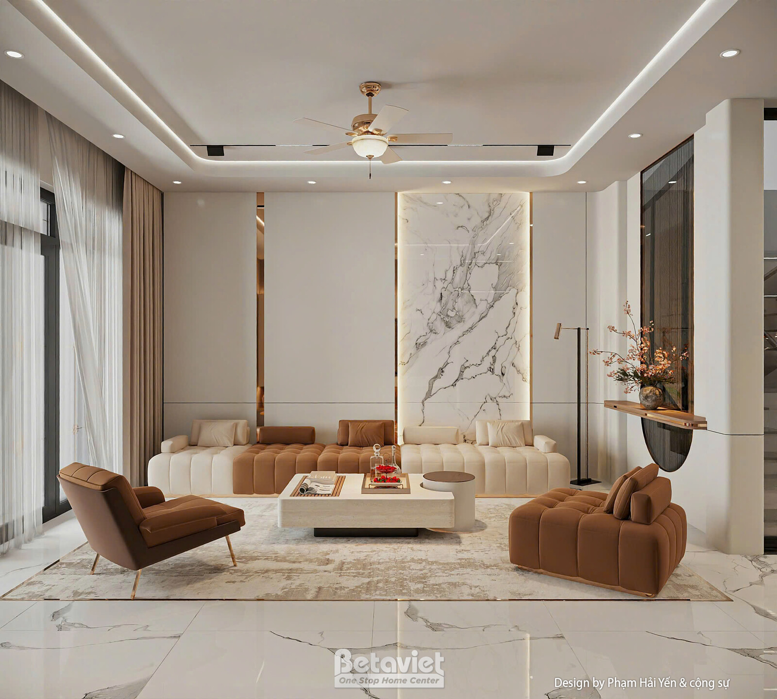 Góc phòng khách với trụ đá ốp điểm nhấn, sofa kem, hai ghế da nâu, đèn cây đứng cạnh cửa sổ, ánh sáng tự nhiên kết hợp đèn…