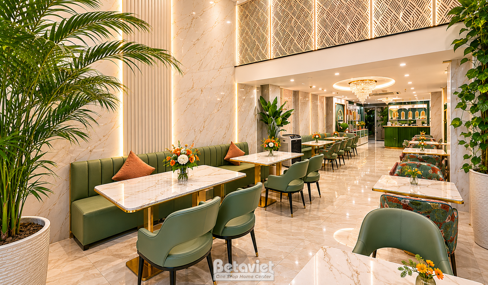 Khu vực nhà hàng với dãy bàn ghế bọc nhung xanh rêu viền đồng, mặt bàn đá marble trắng, vách gỗ chạm lam kết hợp cây xanh…