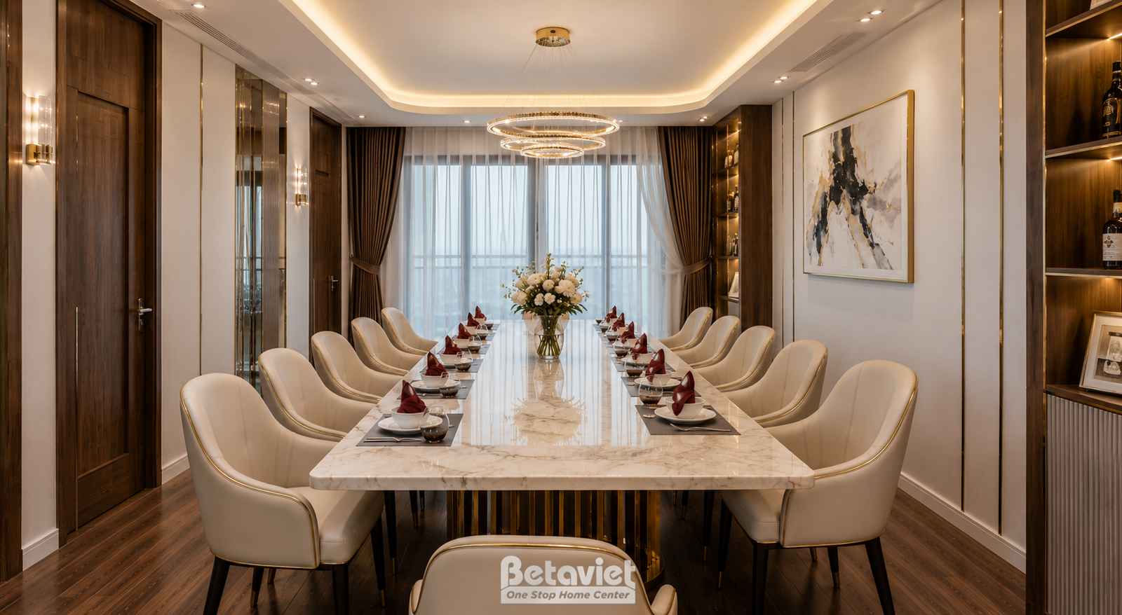 Phòng tiệc VIP nhìn về phía cửa sổ đón sáng tự nhiên, rèm voan mỏng, gương và dải đèn mạ vàng dọc tường, bàn dài ghế nhung…