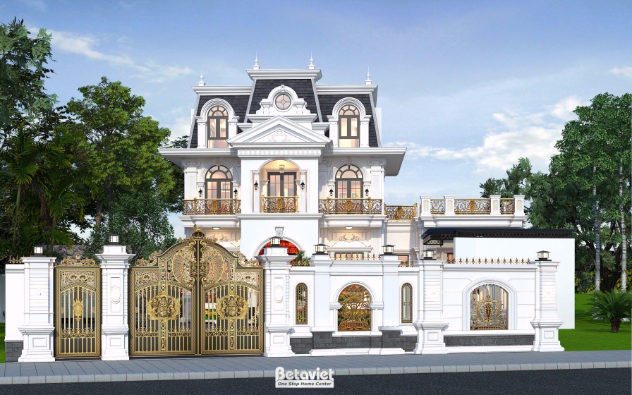 Cận cảnh cổng chính và hàng rào biệt thự với cổng sắt mỹ thuật mạ đồng chạm hoa văn, trụ cổng ốp đá trắng phù điêu, tường…